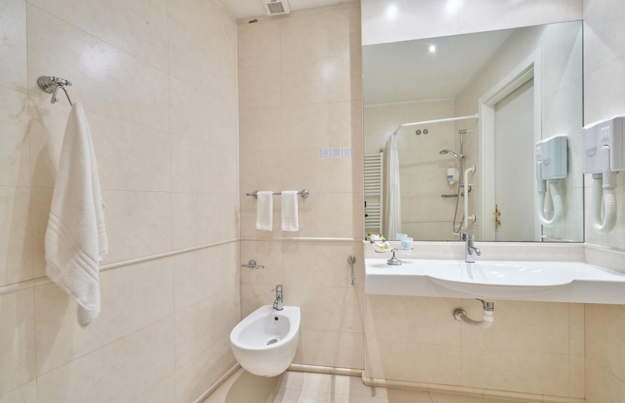 Hotel Bristol Μπελάρια-Ιτζέα Μαρίνα Εξωτερικό φωτογραφία